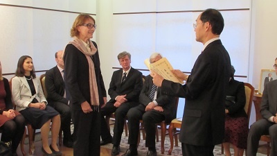 授与式の様子(左:トゥロムスドルフ日独社会科学学会会長、右:柳総領事)