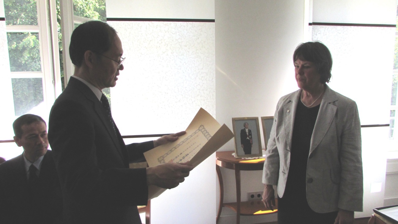叙勲式の様子（ラウシャー・パッサウ独日協会会長（右））