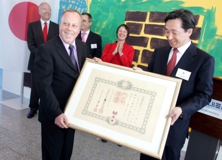 叙勲授与式にて (左からハーゲンマイヤーbw-i代表、ロート氏、ケメラー名誉領事、ロート夫人、小菅総領事)