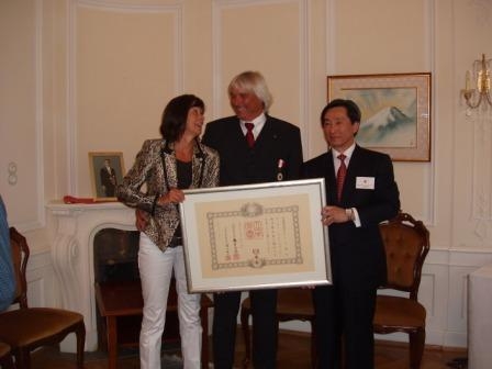 叙勲授与式にて（左からシュトゥルツィナ夫人、シュトゥルツィナ氏、小菅総領事）