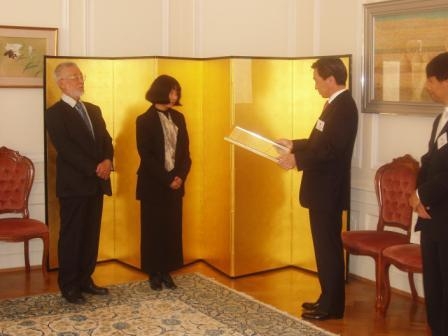 授与式の様子(向かって左側が加藤夫妻、右側が小菅総領事)
