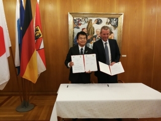 Zeremonie hinsichtlich der Unterzeichnung des Memorandums zur wirtschaftlichen Zusammenarbeit zwischen den Städten Nürnberg und Saitama